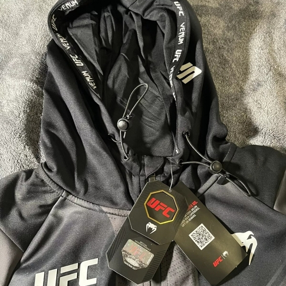 UFC VENUM AUTHENTIC FIGHT NIGHT MEN'S WALKOUT HOODIE - BLACK - Picture 3 of 6